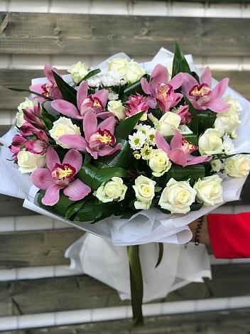 Букет цветов из: Розы и Хризантемы в Любучаны