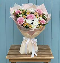 Букет цветов из:  Гвоздики, Орхидеи и Розы в Любучаны
