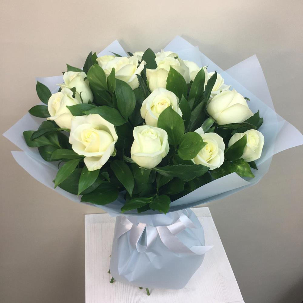 Букет 15 Белых роз Проуд в Любучаны