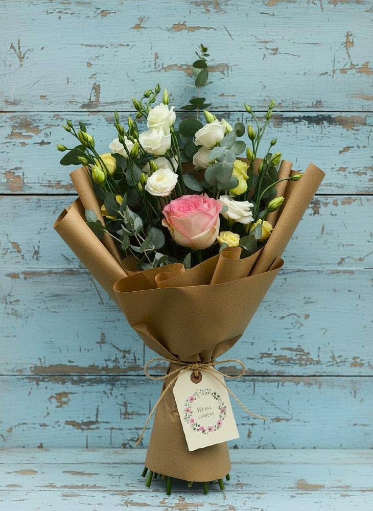 Букет цветов из: Розы и Лизиантусы в Любучаны