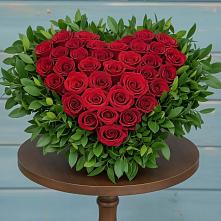 Цветочная композиция из Розы в виде сердца в Любучаны