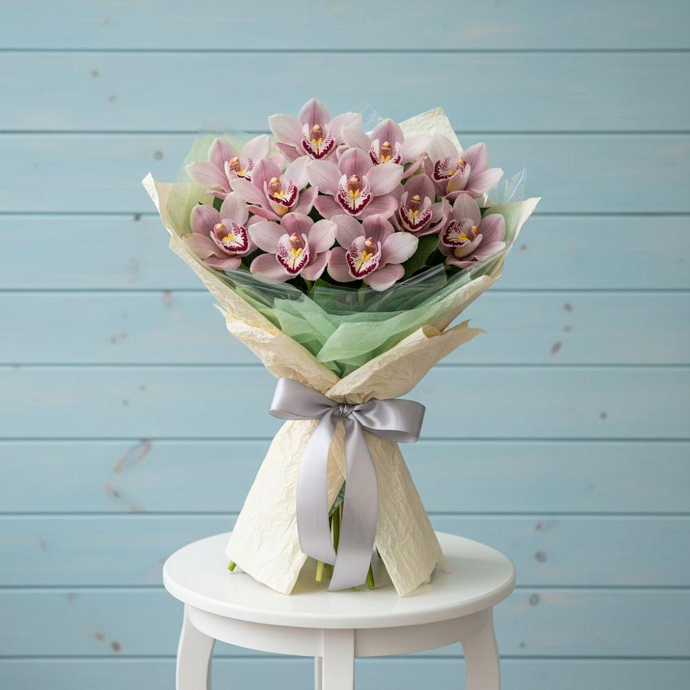 Букет цветов из: Орхидеи и Розы в Любучаны