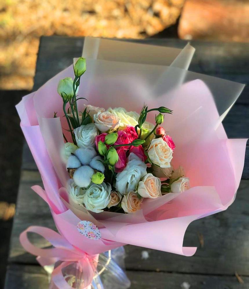 Букет цветов из: Розы и Лизиантусы в Любучаны