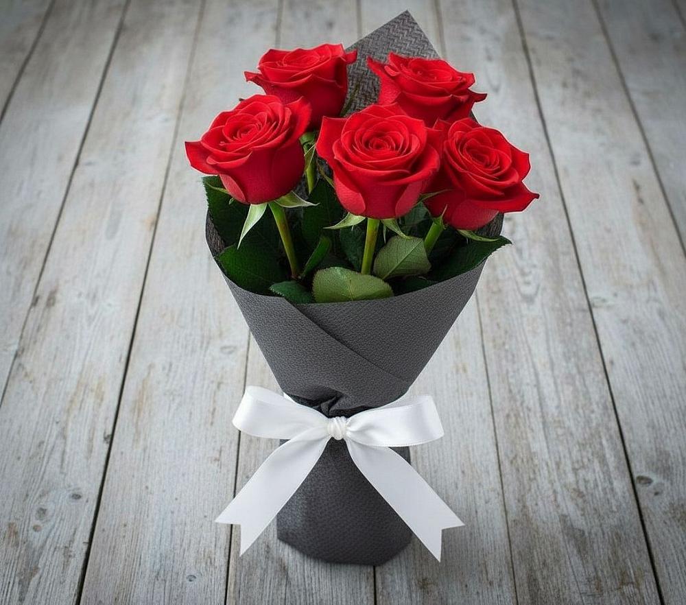 Букет 5 Красных роз Эдлесс Лав в Любучаны