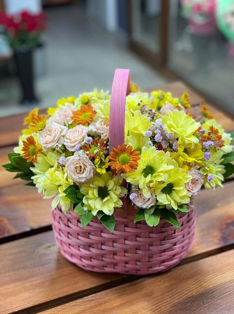 Цветочная композиция из Хризантемы и Розы в корзине в Любучаны