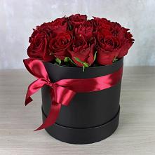 Цветочная композиция из Розы в шляпной коробке в Любучаны
