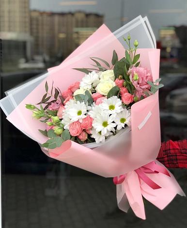 Букет цветов из: Розы, Лизиантусы и Хризантемы в Любучаны